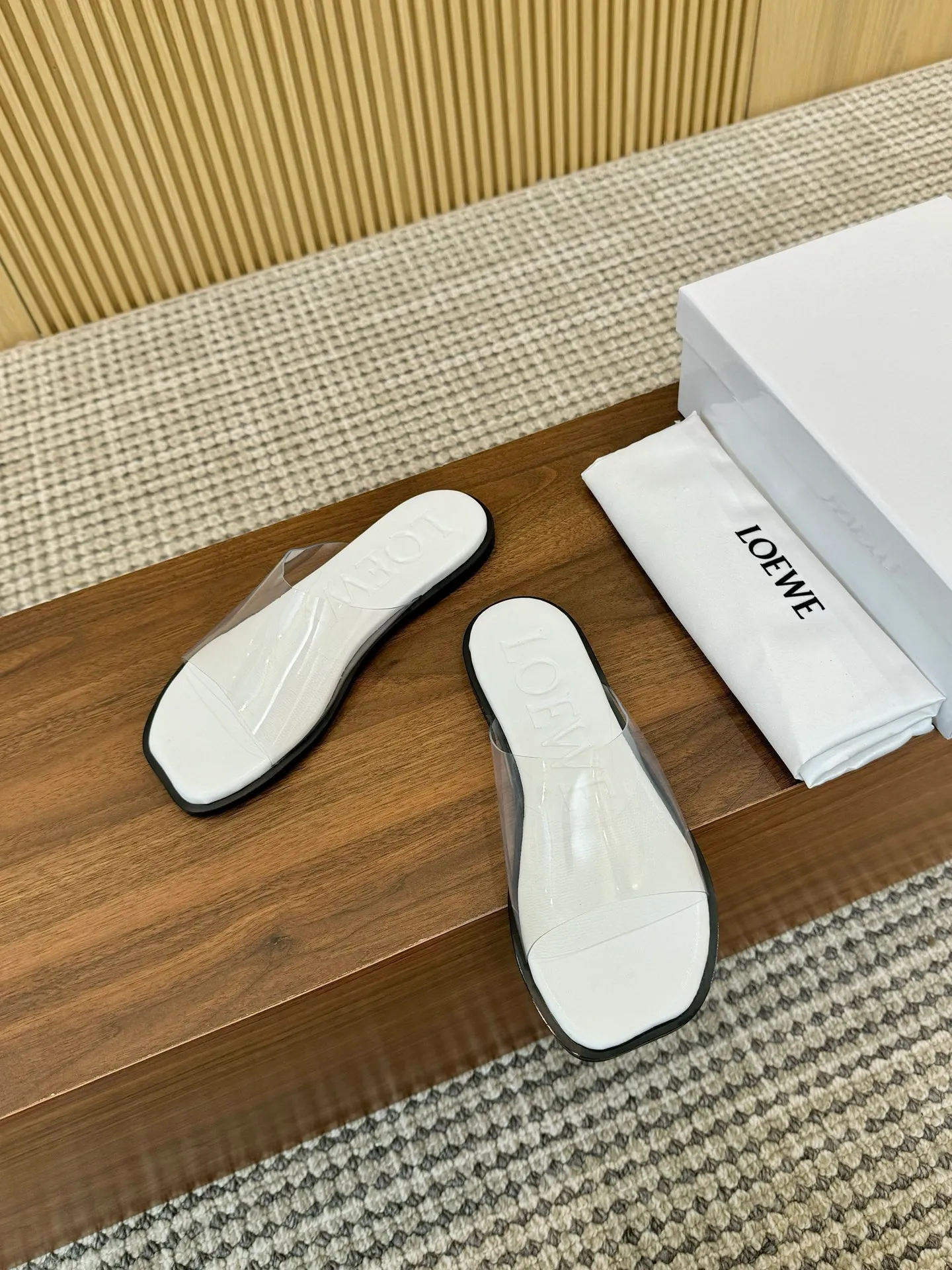 👟👟Ex-factory price 380👟👟 LOEWE 25ss new spring and summer slippers. The simple design of crazy planting feels cleaner and more elegant, which will make you miss it. The color is also very attractive and beautiful, and it is full of aura instantly when you put it on your feet. It is incomparably handsome and stylish. The upper is made of customized PVC film. The lining is tiptoe. Sheepskin. Injection-molded leather outsole imported from Italy. Size: #35-42 (40 41 42 customization is not returnable)